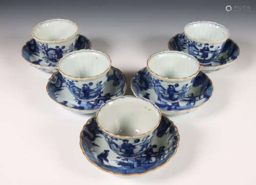 Japan, set van vijf blauw-wit porseleinen koppen en schotels...