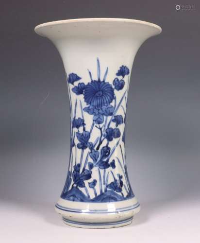Japan, blauw-wit porseleinen trompetvaas, Edo periode (1603-...