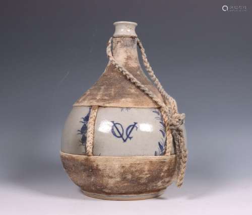Japan, Arita blauw-wit porseleinen  VOC fles, 18e eeuw,