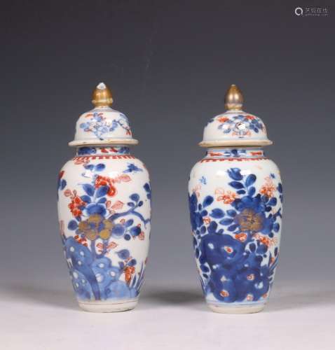 Japan, paar Imari porseleinen dekselvaasjes, 18e eeuw,