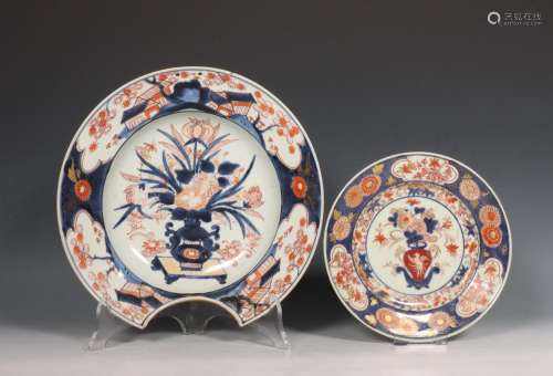 Japan, Imari porseleinen scheerbekken en bord, 18e eeuw,