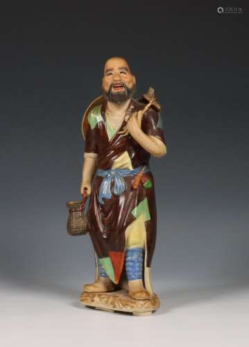 Japan, geglazuurd aardewerken figuur van een man, 20e eeuw,