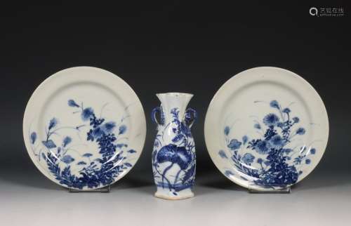Japan, paar blauw-wit porseleinen borden en een vaasje, 19e-...