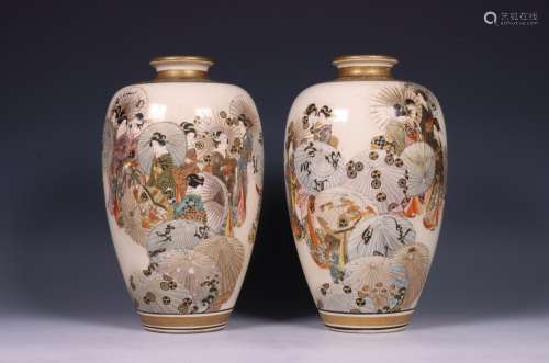 Japan, paar Satsuma porseleinen vazen, Meiji periode (1868-1...