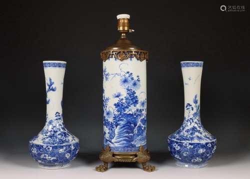 Japan, driedelig blauw-wit porseleinen kaststel, ca. 1900,