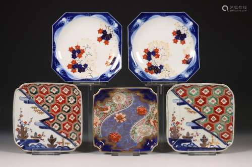 Japan, twee paar en een enkel Imari porseleinen schaaltje, 2...