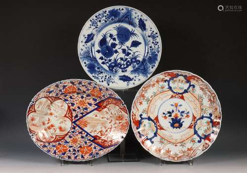 Japan en China, twee Imari porseleinen schotels en een blauw...