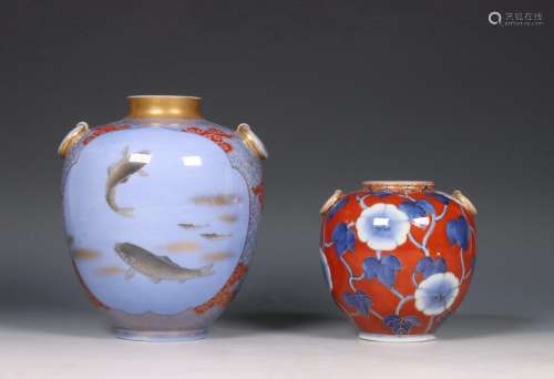 Japan, twee gekleurde porseleinen vaasjes, 20e eeuw,