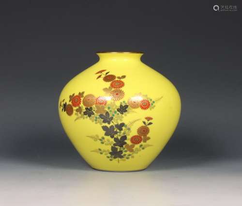 Japan, geelgegrond porseleinen vaasje, 20e eeuw,
