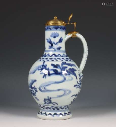 Japan, blauw-wit porseleinen Arita schenkkan, ca. 1700,