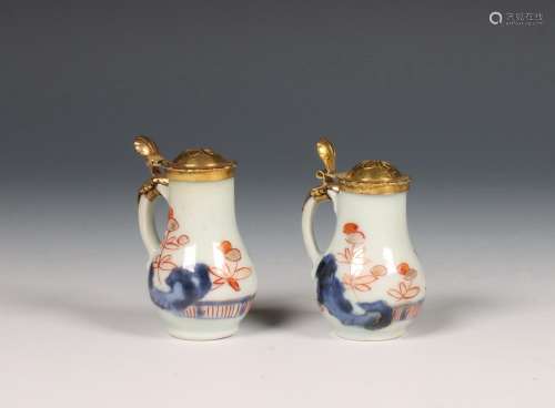 Japan, paar miniatuur Imari porseleinen kannetjes, ca. 1700,