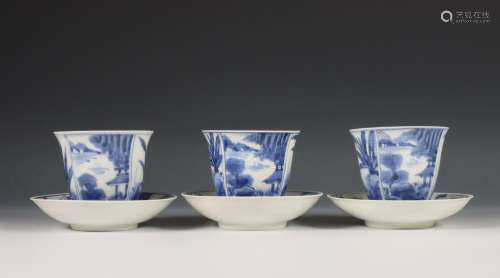Japan, set van drie blauw-wit porseleinen koppen en schotels...