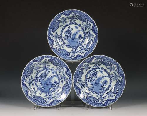 Japan, set van drie diepe blauw-wit porseleinen Arita borden...
