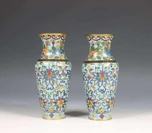 China, paar cloisonne lotus vaasjes, ca. 1900,