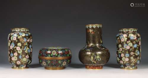 China/ Japan, vier cloisonne objecten, ca. 1900,