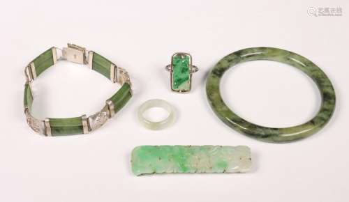 China, vijf jade en jadeïte deels zilvergemonteerde sieraden...