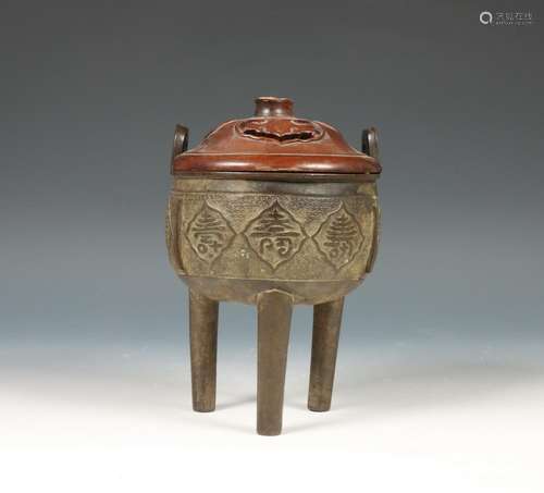 China, bronzen wierookbrander, 19e/20e eeuw,