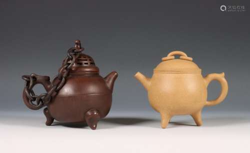 China, twee Yixing aardewerken theepotjes en deksels, 20e ee...