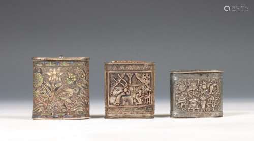 China, drie zilveren export snuifdoosjes, 19e eeuw,