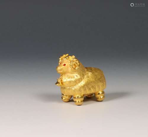 China, 22 kt. gouden miniatuur in de vorm van een schaap, mo...