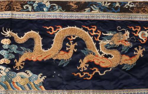 China, blauwzijden met gouddraad geborduurd draken paneel, 1...