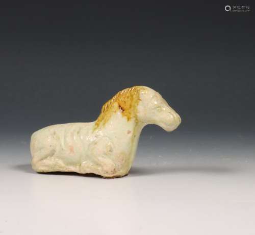 China, strogeel geglazuurd aardewerken model van een paard, ...