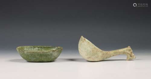China, groen geglazuurd aardewerken oorkom en drakenlepel, H...