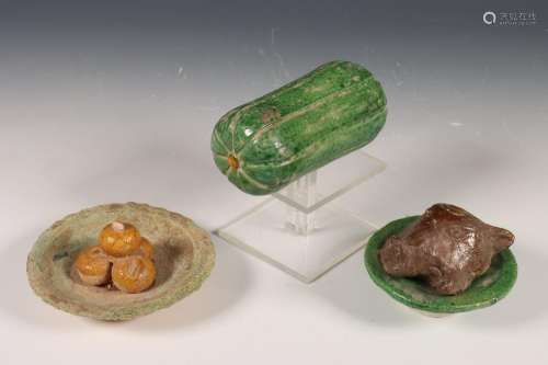 China, drie sancai en aubergine geglazuurde aardewerken offe...