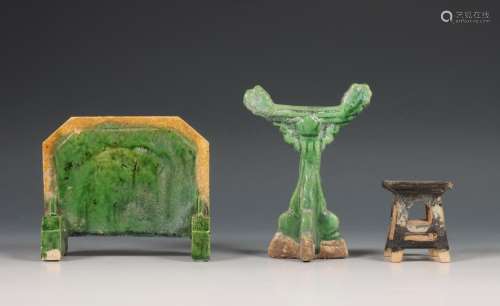 China, drie miniatuur groen en sancai geglazuurde aardewerke...