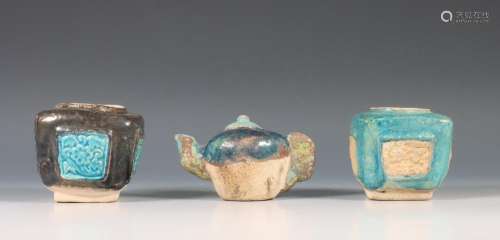 China, twee aubergine en turquoise geglazuurde aardewerken v...