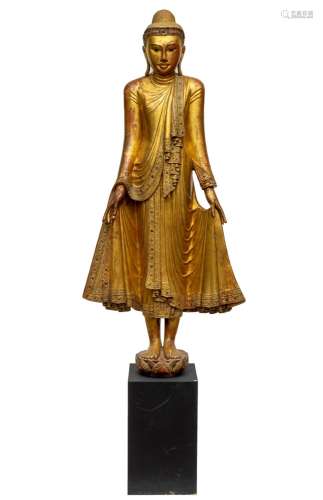 Thailand, Mandalay, goud- en roodgelakt houten figuur van Bo...