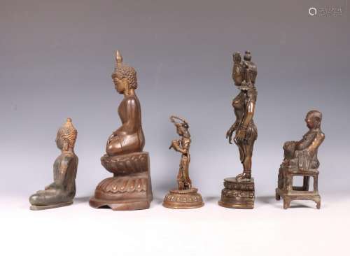 China en Zuidoost-Azië, vijf bronzen figuren van Boeddha en ...