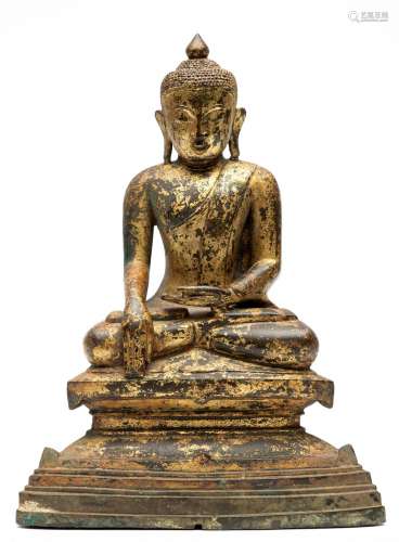 Birma, Mandalay, verguld bronzen figuur van Boeddha, 17e eeu...