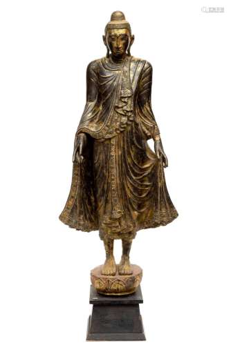Birma, Mandalay, zwart- en goudgelakt houten figuur van Boed...