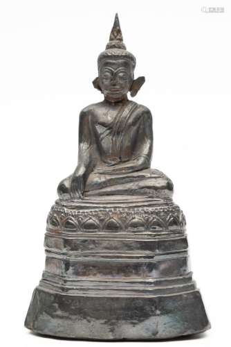 Thailand, aardewerken met bladzilver bedekt figuur van Boedd...