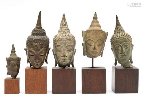 Thailand, drie Lanna en twee Ayutthaya-stijl bronzen Boeddha...