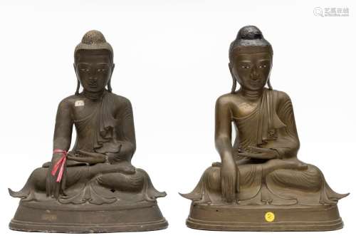Birma, Mandalay, twee bronzen figuren van Boeddha, 19e/20e e...