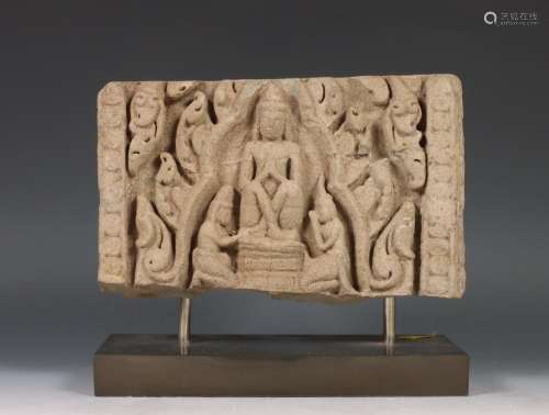 Cambodja, zandstenen reliëf van een asceet, 13e eeuw,