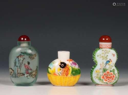 China, drie glazen snuifflesjes, 20e eeuw,