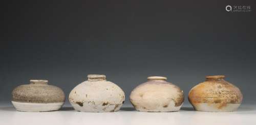 China, vier aardewerken vaasjes, Noordelijke Song-dynastie, ...