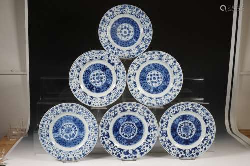 China, set van zes blauw-wit porseleinen borden, 18e eeuw,