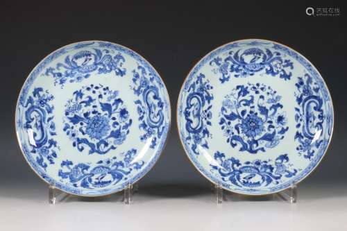 China, paar blauw-wit porseleinen Madame de Pompadour borden...