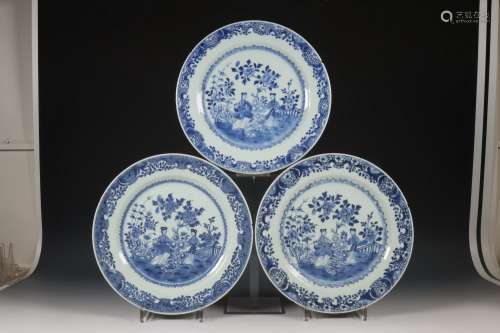 China, set van drie blauw-wit porseleinen borden, Qianlong p...