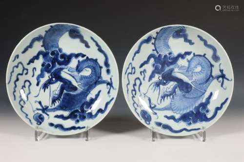 China, set van vier blauw-wit porseleinen draken borden, laa...
