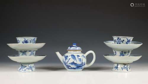 China, collectie blauw-wit porseleinen theegoed, 18e eeuw,