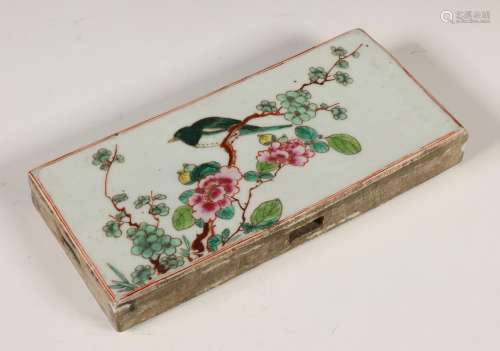 China, famille rose porseleinen tegel, ca. 1800,