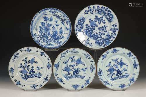 China, collectie blauw-wit porseleinen borden, 18e eeuw,