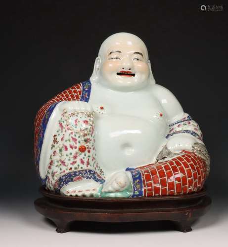 China, famille rose porseleinen figuur van Budai, 20e eeuw,