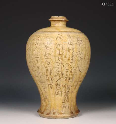 China, stro-geglazuurde aardewerken meiping vaas, ca. Ming-d...