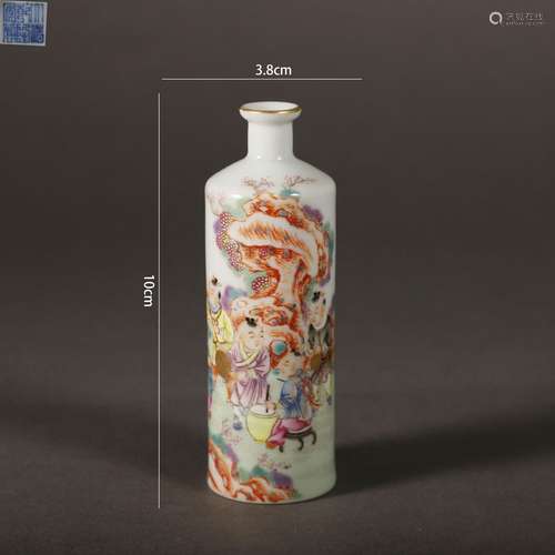 Famille Rose Figure Snuff Bottle